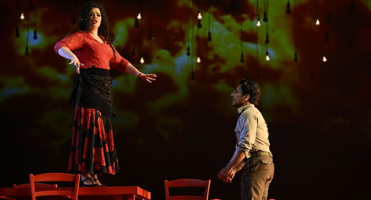 Marcela Rahal (Carmen)  y Leonardo Capalbo (Don José) durante la representación de "Carmen" en el Campoamor.