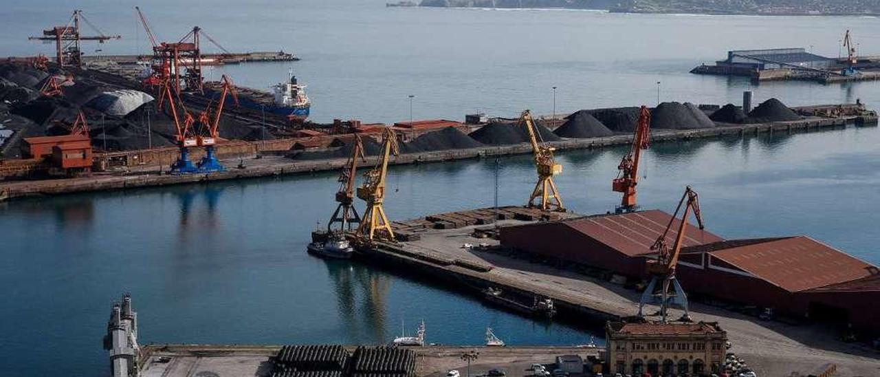 En el centro de la imagen, carbón de Natural Mining Resources descargado en el Muelle Olano, con Ebhisa al fondo.