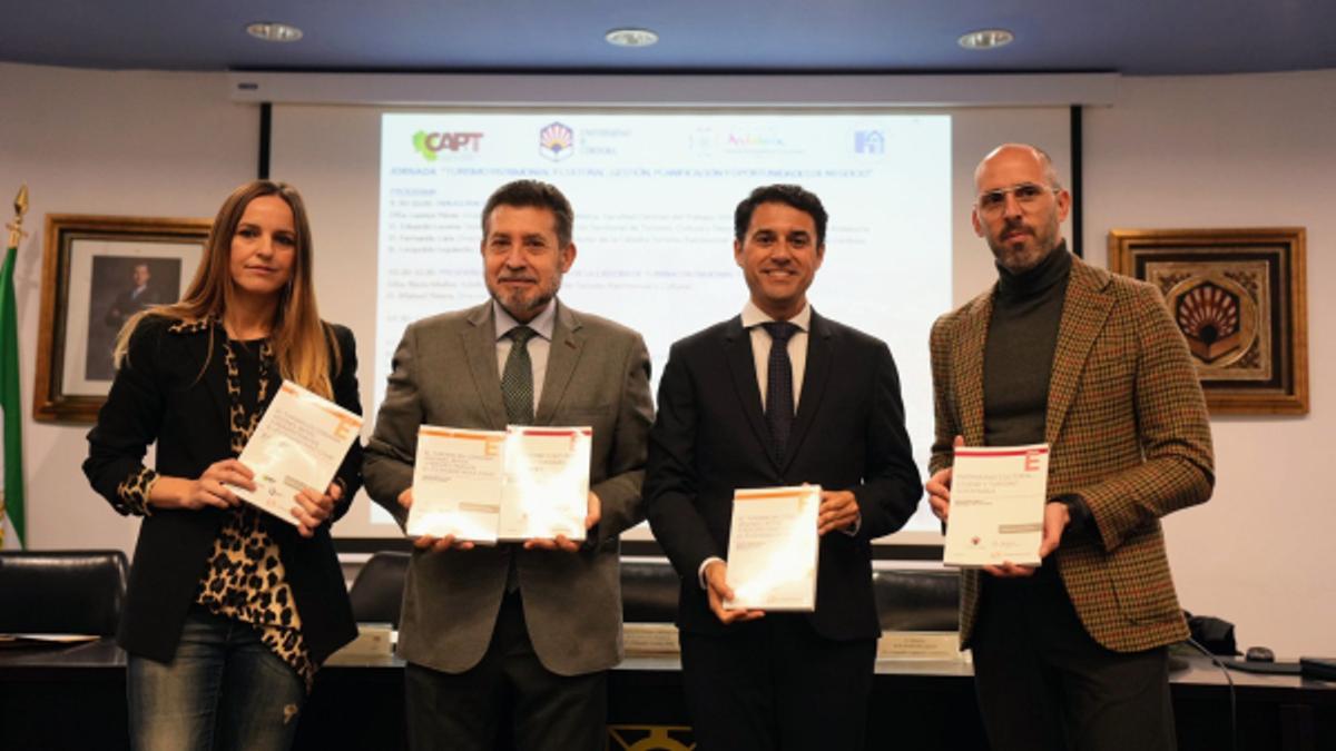 Leonor Pérez, vicedecana de la Ciencias del Trabajo: Fernando Lara, director de la Cátedra; Leopoldo Izquierdo, presidente de la Fundación Cajasur; y Eduardo Lucena, delegado de Turismo.