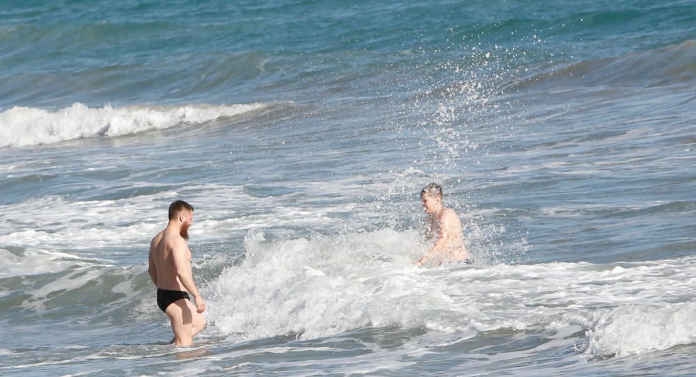 Baños en la playa el 8 de diciembre