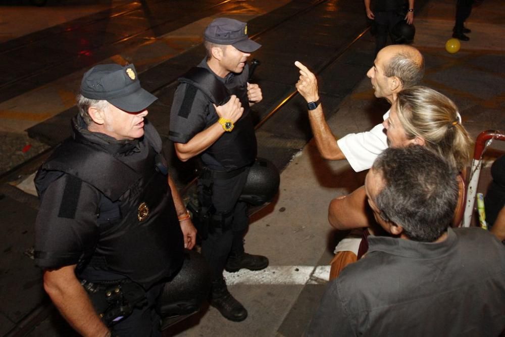 Los manifestantes protestan contra el AVE