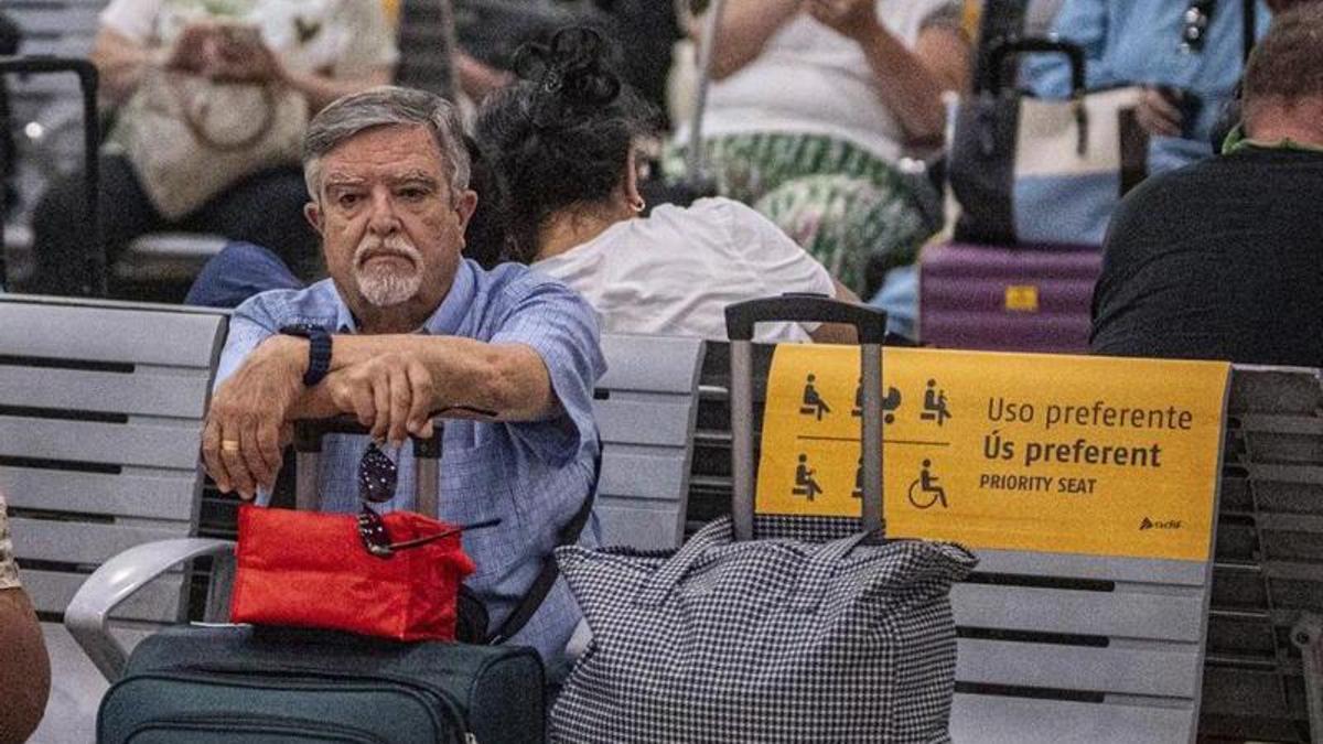 Interior de l’Estació de Sants amb viatgers esperant. | MANU MITRU