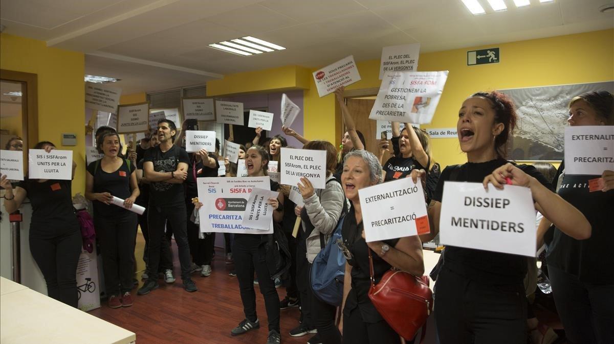 Trabajadores sociales que trabajan con familias que viven en asentamientos protestan contra  la precariedad de sus empleos.