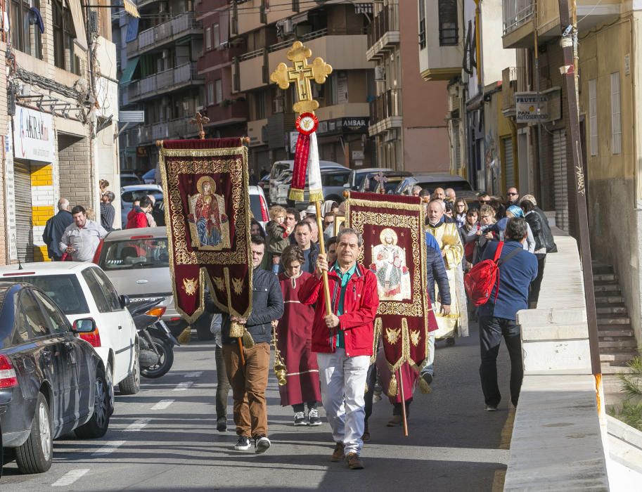 Los ortodoxos celebran en Alicante el bautismo de Jesús con la bendición del mar y con el rito de nadar en busca de la cruz