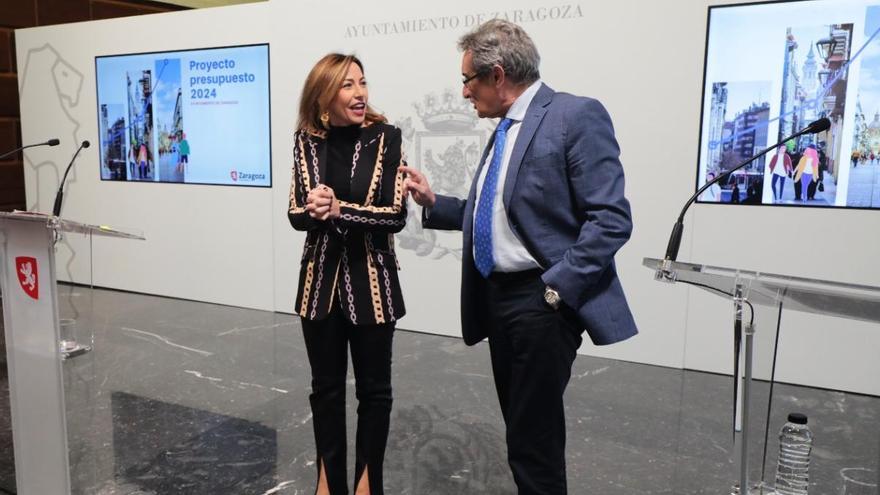 Natalia Chueca con Julio Calvo, de Vox, en la presentación de los presupuestos municipales.