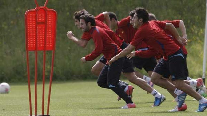 Los jugadores de la selección española corren durante el entrenamiento de ayer. // Efe