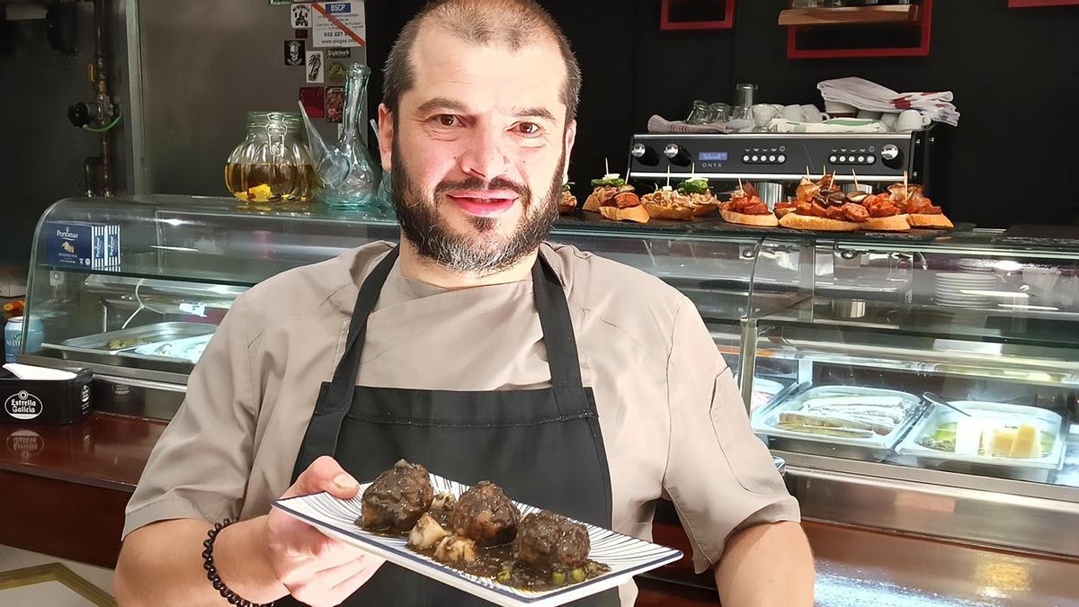 Toni Vilaseca en la barra de El Brases con un plato de albóndigas con sepia.