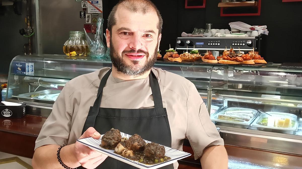 Toni Vilaseca en la barra de El Brases con un plato de albóndigas con sepia.