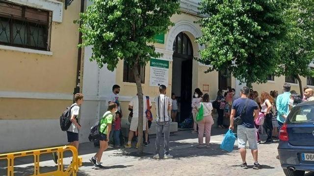 Alumnos a la salida del Colegio Trajano de Mérida.