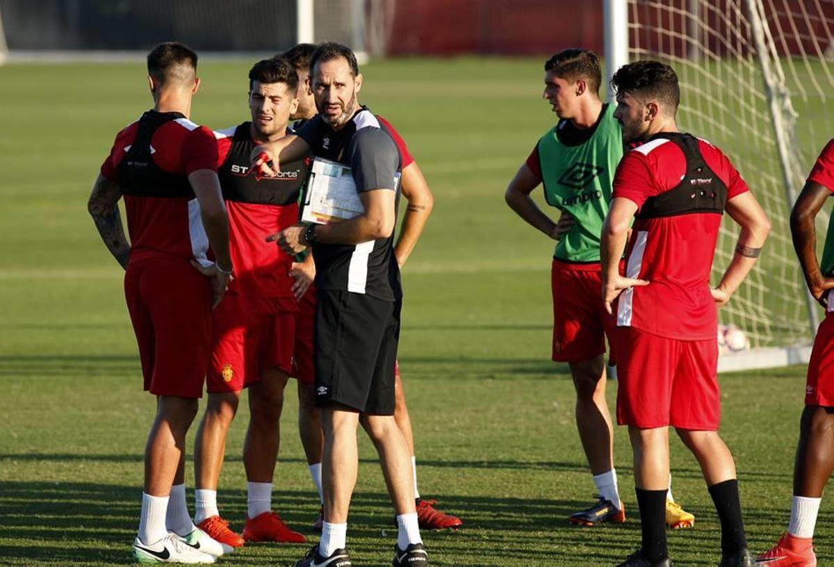 El técnico Vicente Moreno observa el entrenamiento entre algunos de sus pupilos en Son Bibiloni.