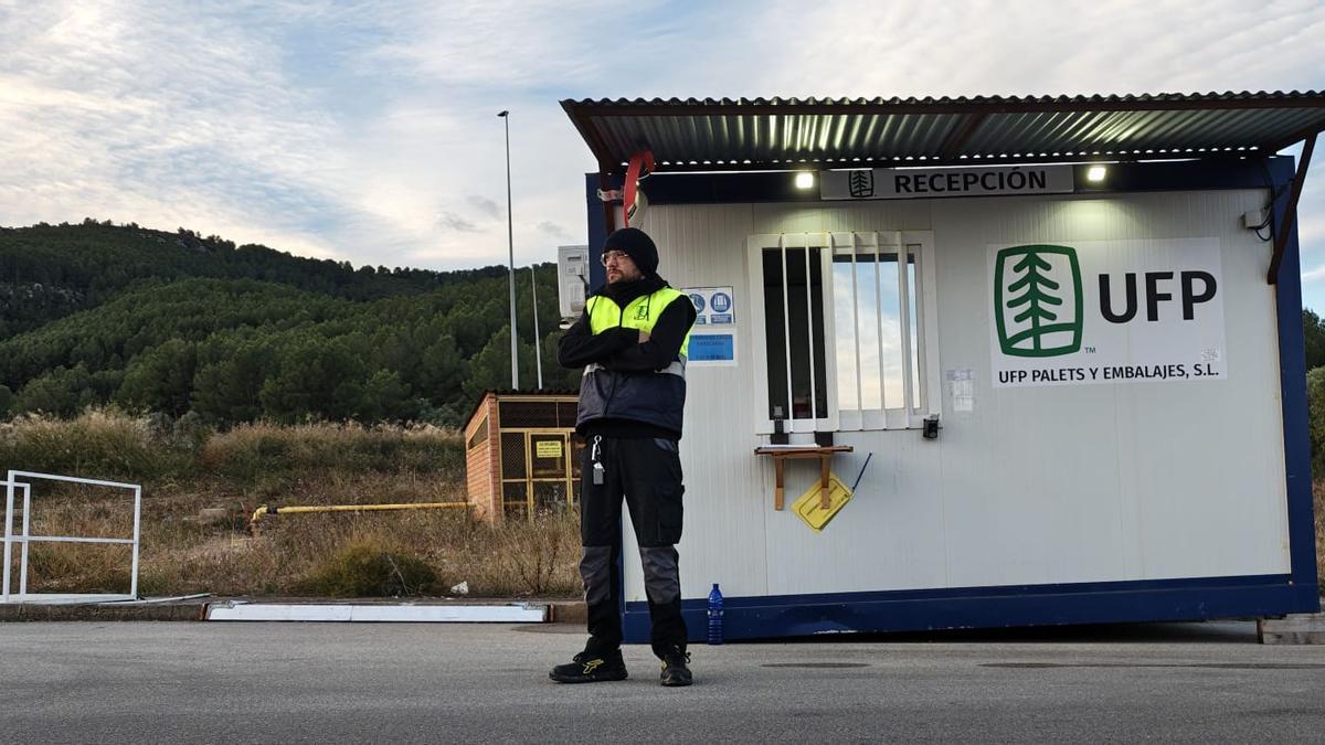 César Marco Sáez, en su puesto de trabajo como controlador de accesos en una empresa.