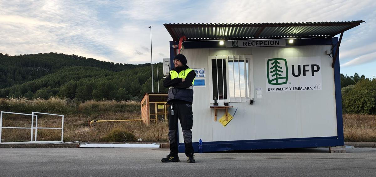 César Marco Sáez, en su puesto de trabajo como controlador de accesos en una empresa.