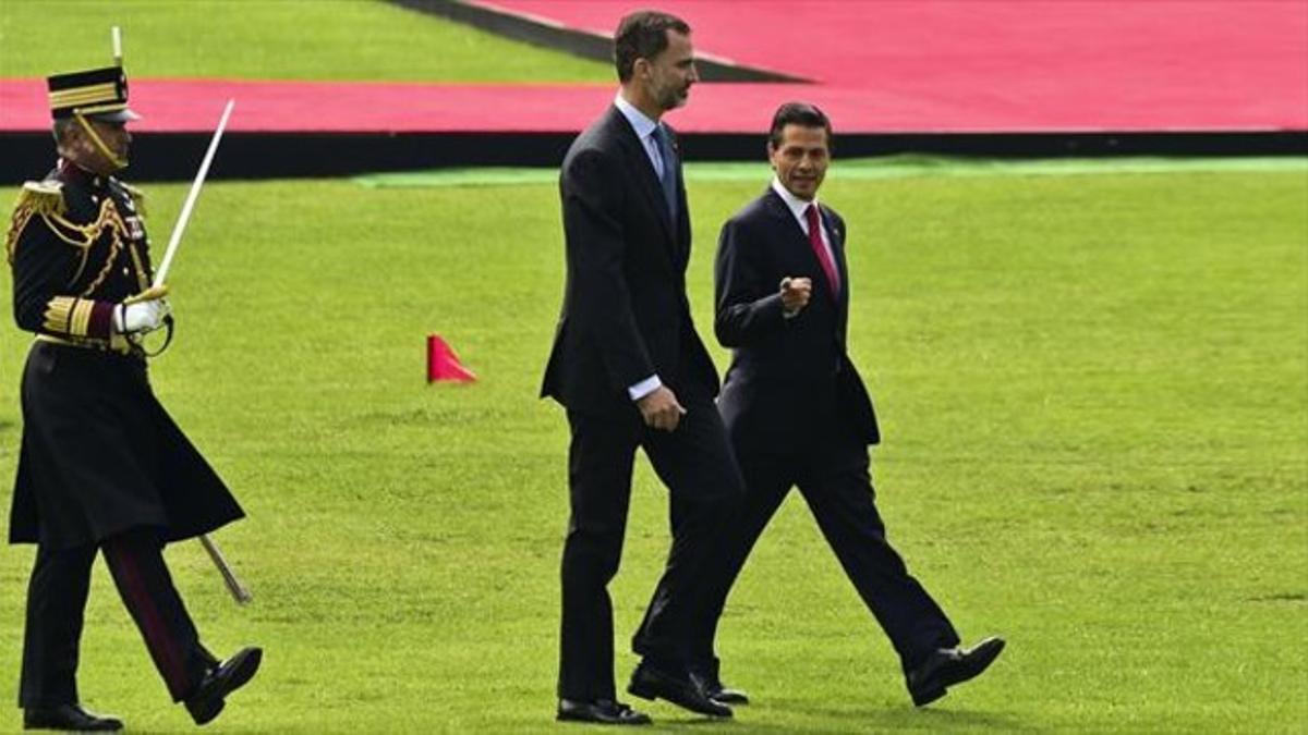 El Rey y el presidente mexicano, Enrique Peña Nieto, en el Campo de Marte, ayer en Ciudad de México.