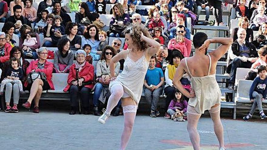 Espectacles «We-ding!» a la plaça Josep Pla