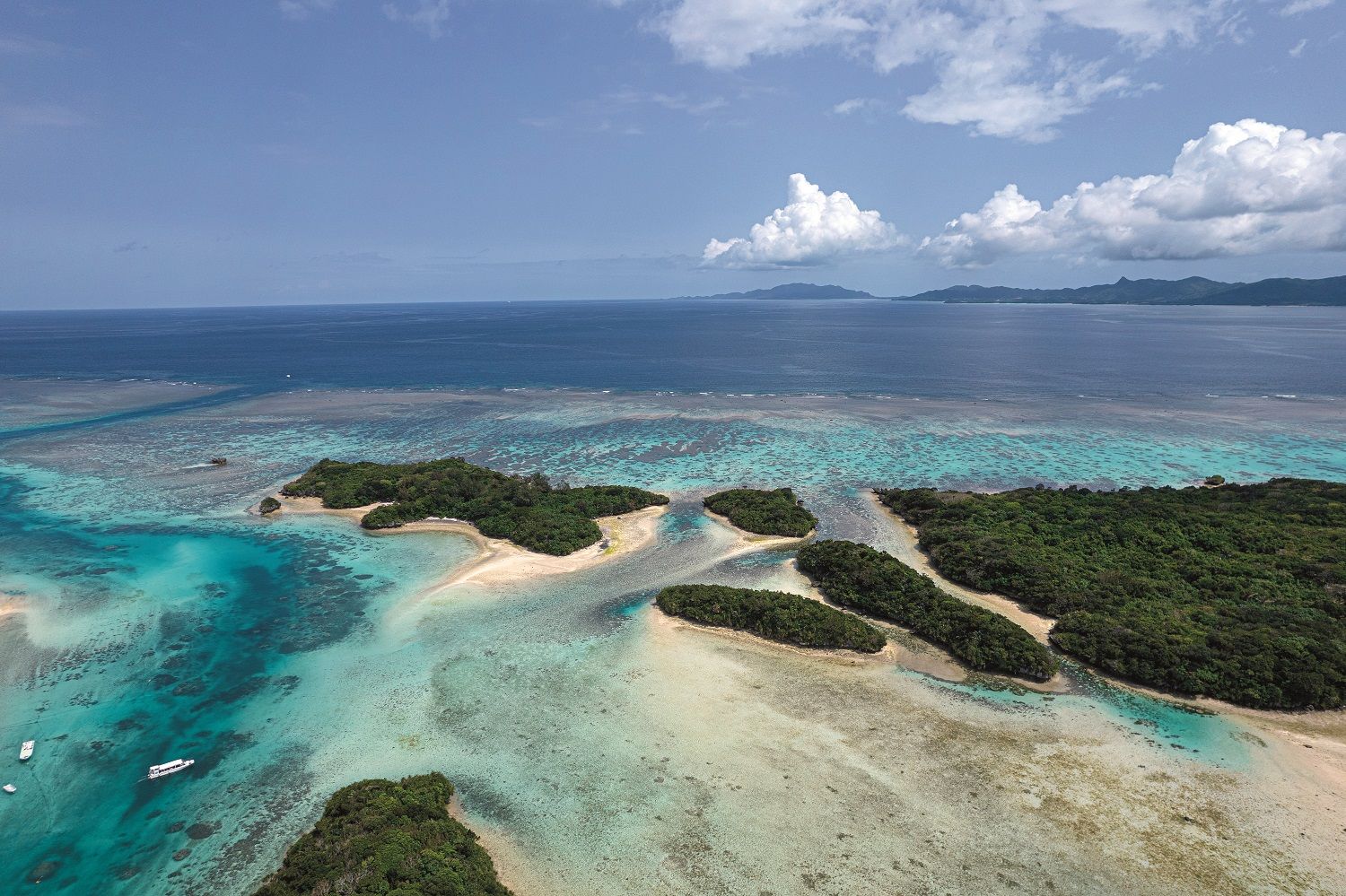 Isla de Macipanan en Kabira Bay, con la isla de Kojima al fondo a la derecha.
