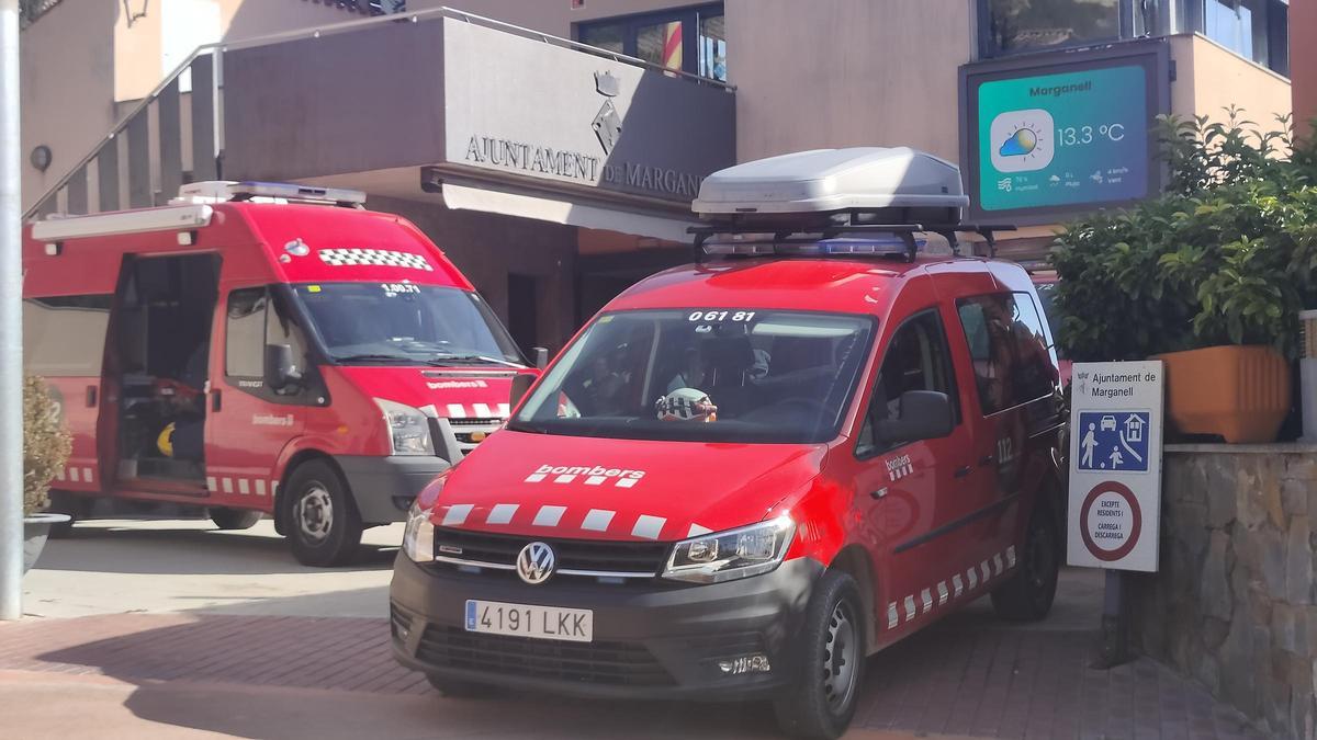 Dispositiu de recerca dels Bombers de la Generalitat davant de l'Ajuntament de Marganell