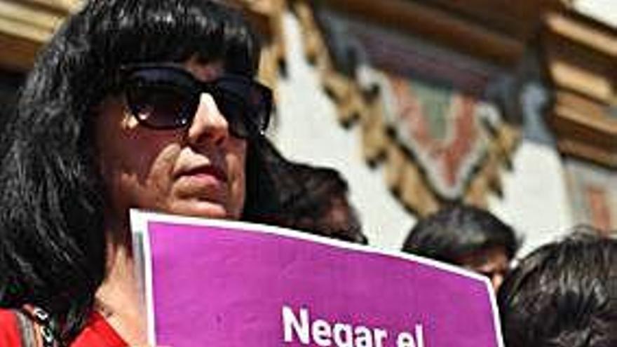 Repulsa por el crimen de Córdoba. La ciudad de Córdoba mostró ayer su repulsa por el asesinato a martillazos de una mujer el martes en Rute por parte de su pareja y organizó diversas concentraciones de protesta.