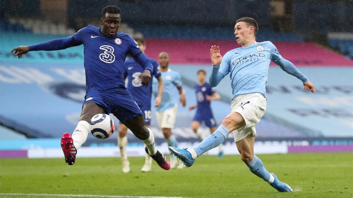 Zouma trata de bloquear el centro de Foden.