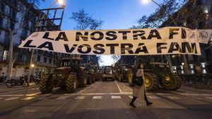 Los tractores de miles de profesionales del campo parados en la Gran Via de Barcelona.