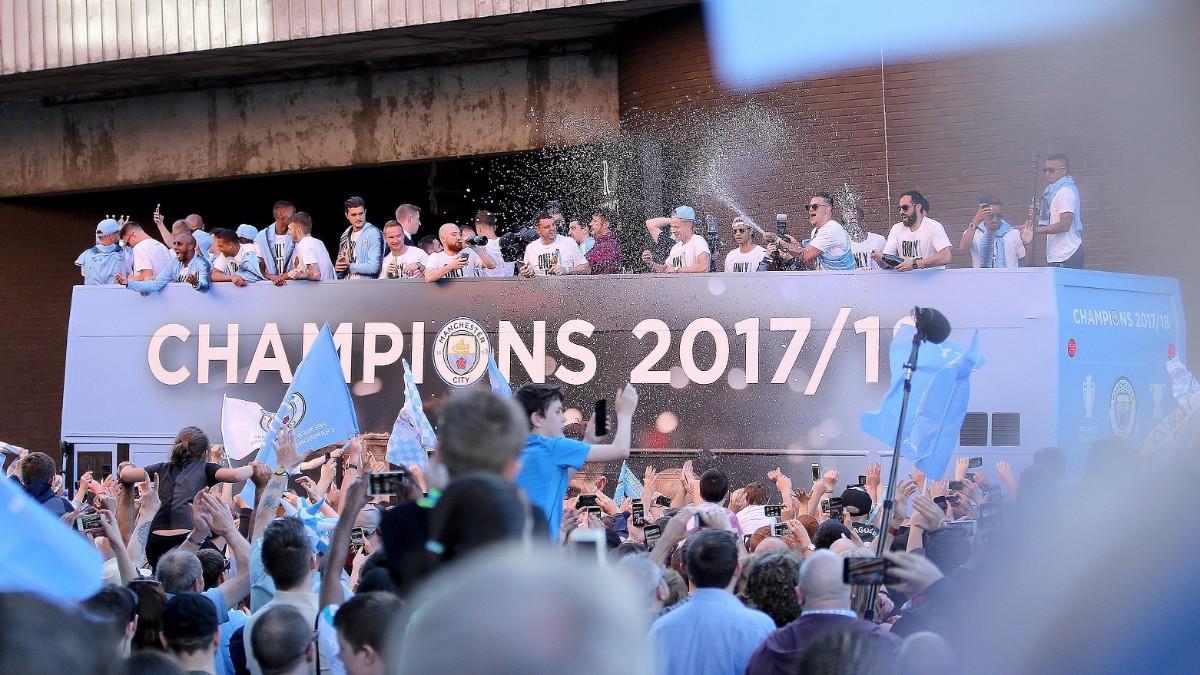Los jugadores del Manchester City celebran durante un desfile en un autobús descapotable el título de campeones de la Premier League, en Manchester, Reino Unido, el 14 de mayo del 2018