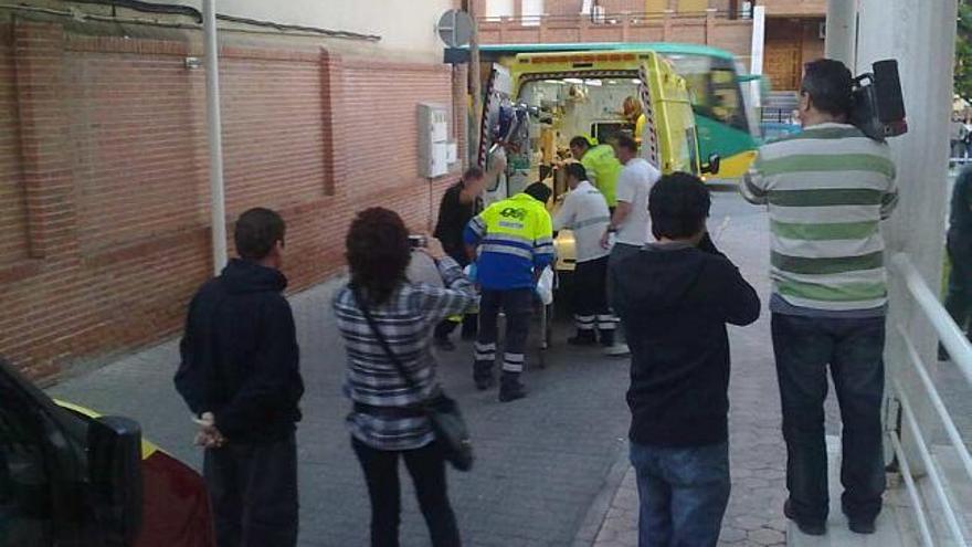 Imagen del traslado del herido en el asalto de Jumilla que luego murió en el hospital.