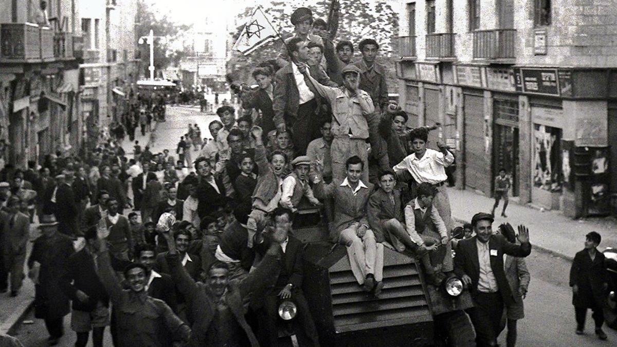 Un grupo de judíos se monta en un blindado británico mientras celebra la votación en la ONU a favor de la partición de Palestina, en noviembre de 1947.