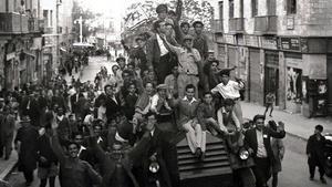 Un grupo de judíos se monta en un blindado británico mientras celebra la votación en la ONU a favor de la partición de Palestina, en noviembre de 1947. 