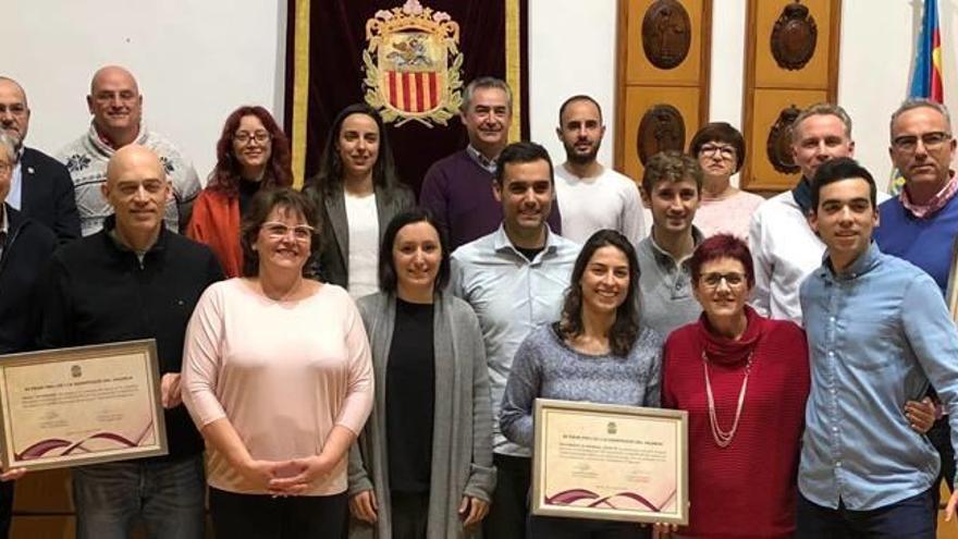 Los galardonados posan con el jurado de la XX edición de los premios al uso del valenciano.