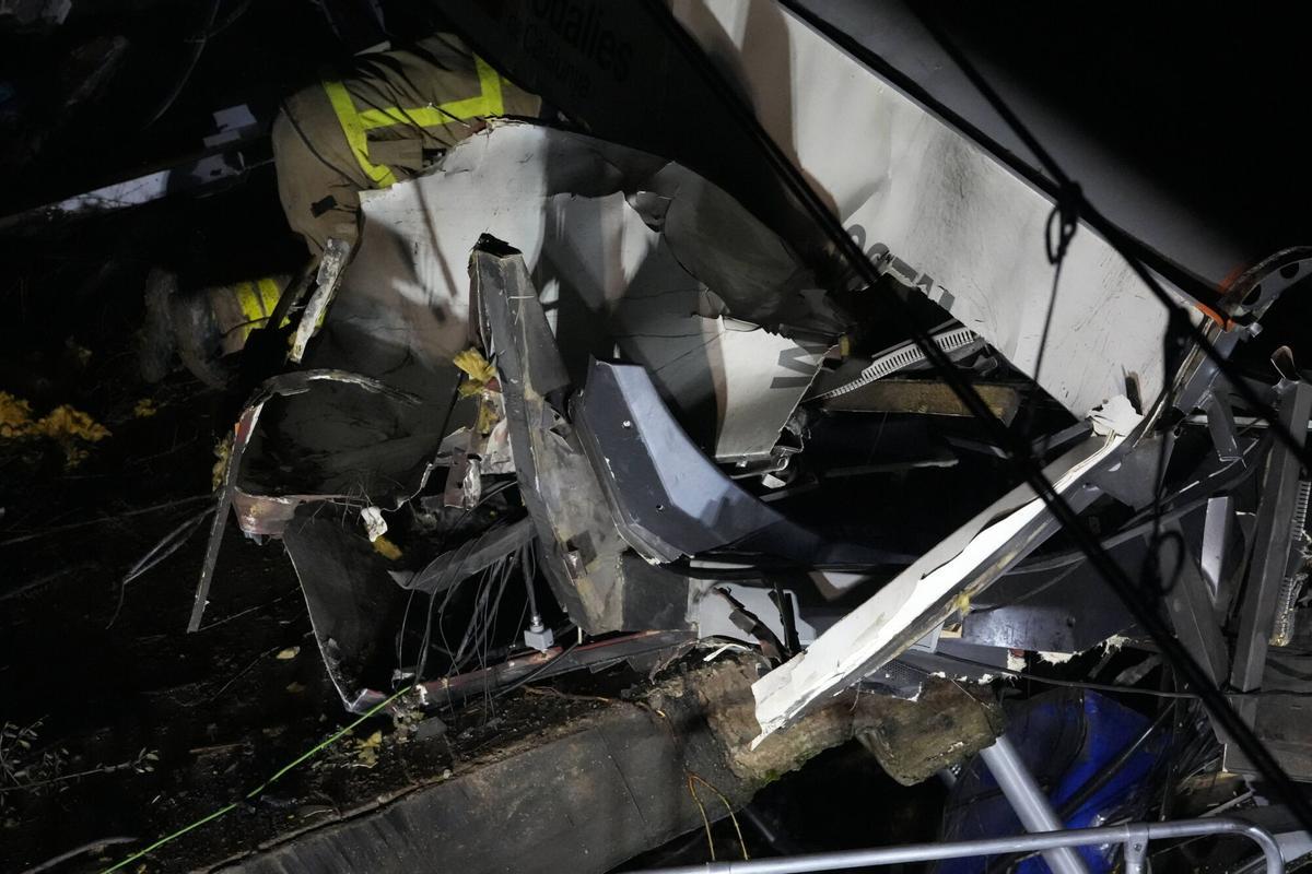 El accidente del tren de rodalies de la R4 en Gelida que ha descarrilado ha provocado un muerto, el maquinista del convoy, y cuatro heridos graves, así como 34 heridos de carácer más leve.