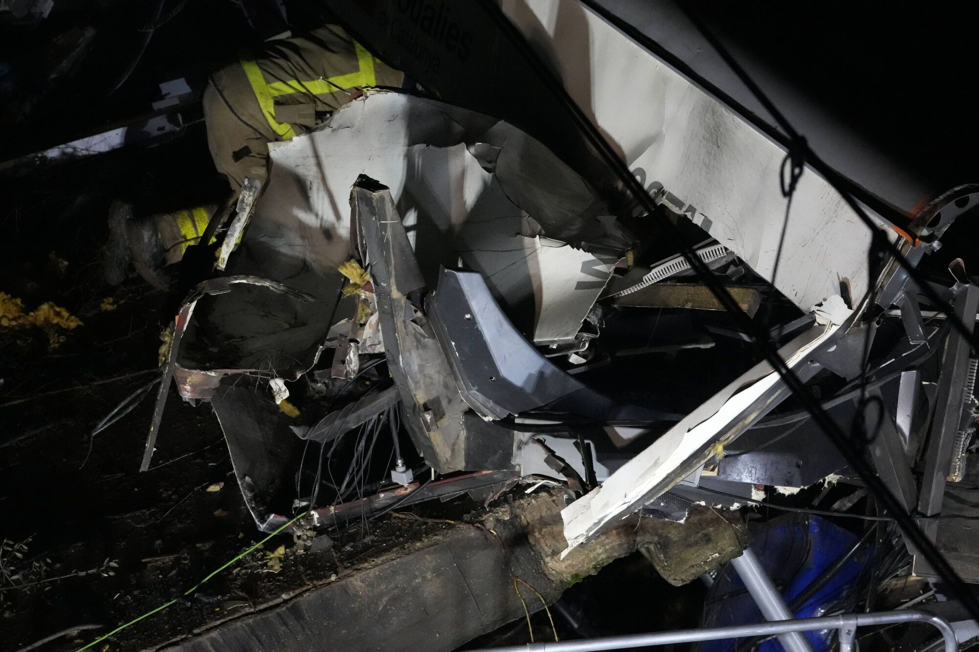 El accidente del tren de rodalies de la R4 en Gelida que ha descarrilado ha provocado un muerto, el maquinista del convoy, y cuatro heridos graves, así como 34 heridos de carácer más leve. 