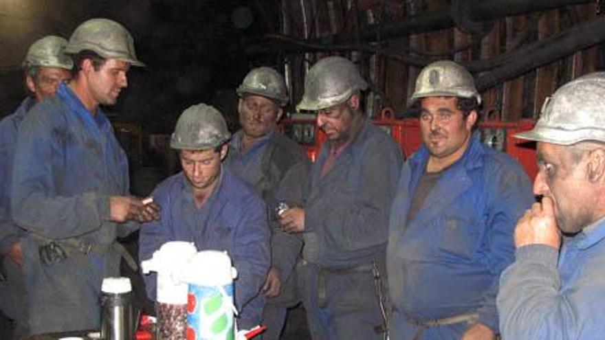 Medio centenar de mineros se encierra en el pozo de interior de Uminsa en Velilla (Palencia) por el impago de salarios