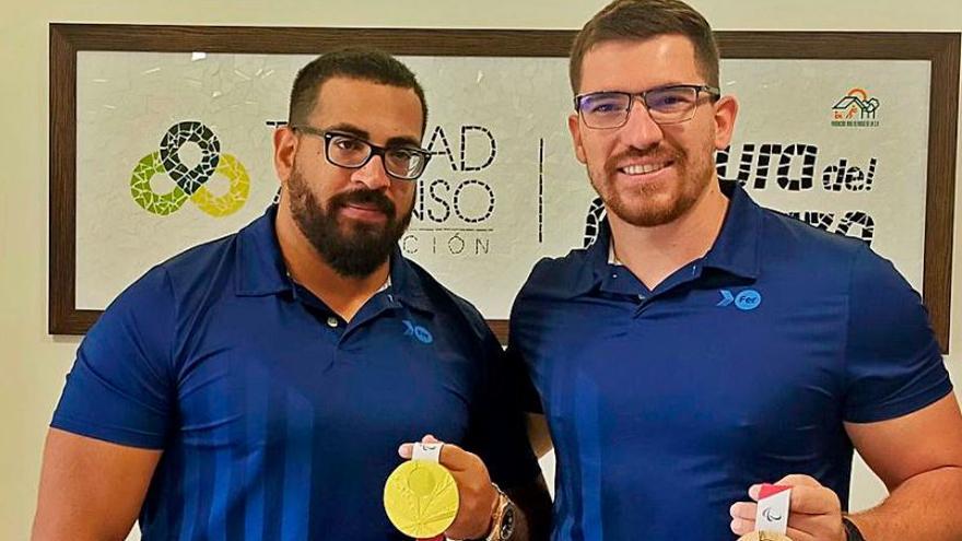 Kim López y Héctor Cabrera, con las medallas de Tokio. | P. L.