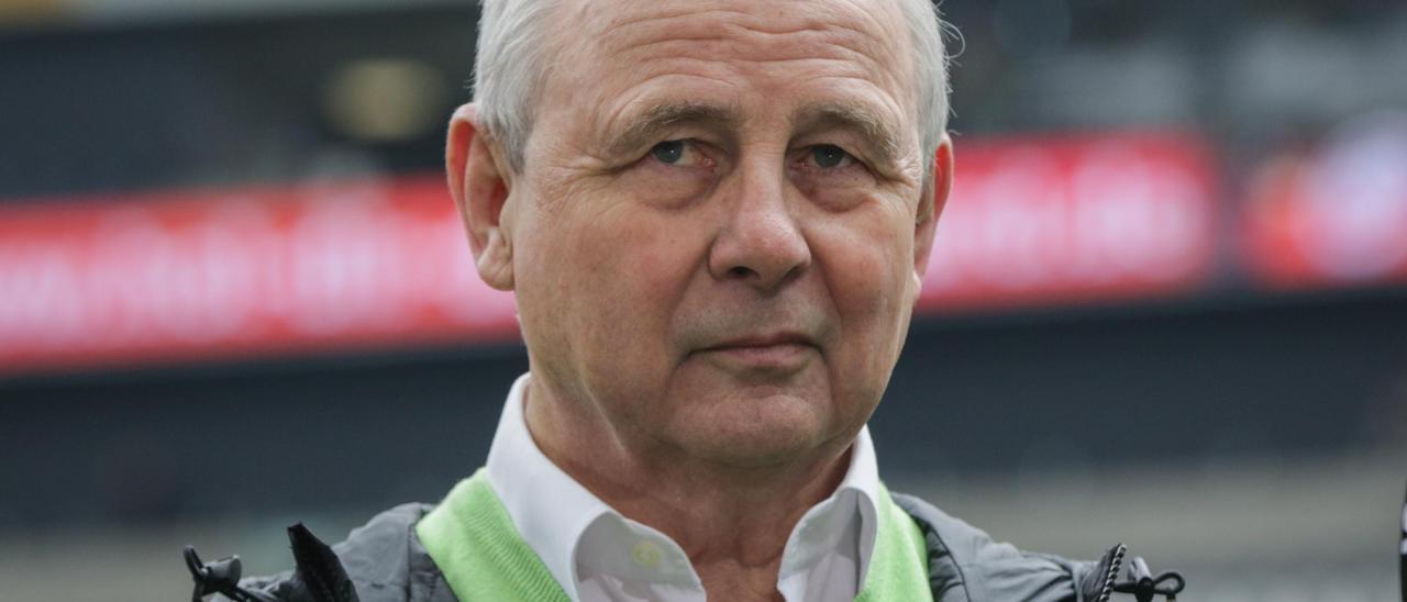 Die Frankfurter Spieler-Legende Bernd Hölzenbein vor dem Spiel. Hölzenbein ist mit 78 Jahren gestorben.