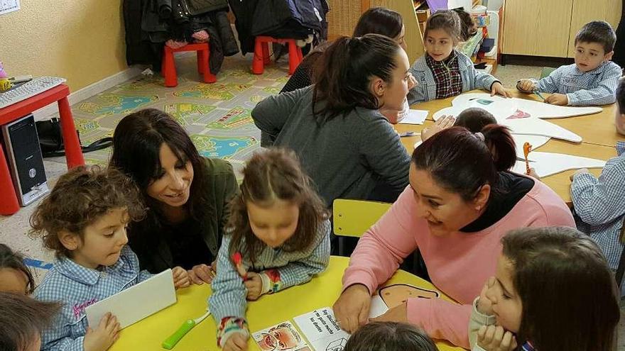 Alumnos de infantil aprenden sobre higiene bucodental.