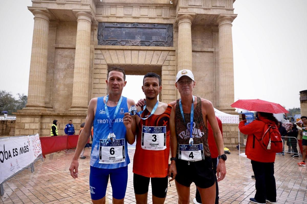 Sergio Ortiz, Houssame Benabbou y Alberto González, a la conclusión de la Media Maratón de Córdoba.