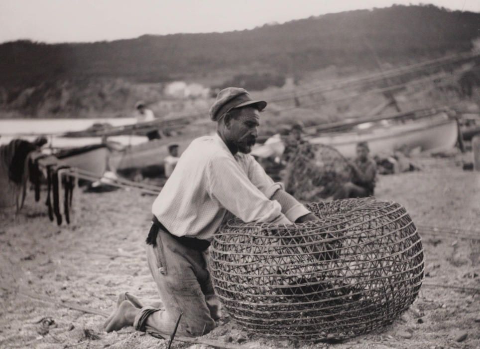 El pescador Dalmau Ferrer, germà del fotògraf Jaume Ferrer, treballant amb una gambina a la platja del Port Bo, a Calella de Palafrugell