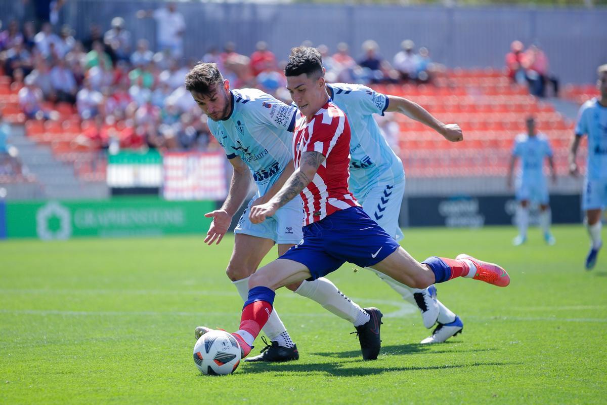 Dos jugadores del Don Benito presionan a un futbolista del Atlético B.