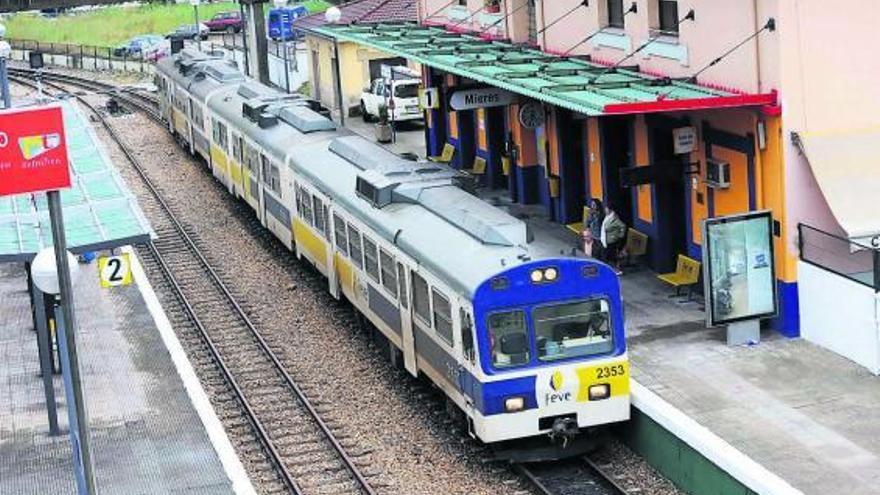 Uno de los trenes de Feve adquiridos a Ferrocarrils de la Generalitat, en la estación de Mieres.