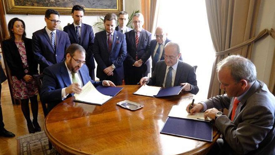 Un momento de la firma de la cesión de una parcela para la casa hermandad.