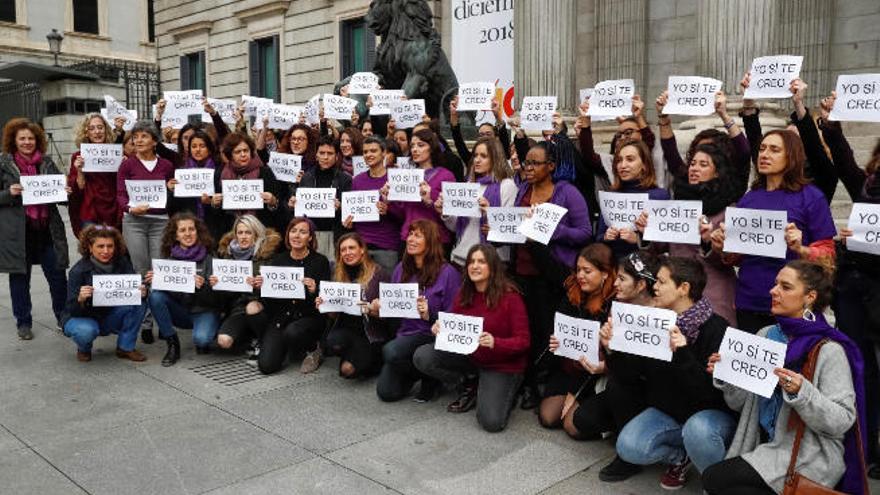 Un conjunto de diputadas y militantes del grupo confederal de Unidos Podemos protagonizó ayer una performance feminista frente al edificio del Congreso de los Diputados en Madrid.