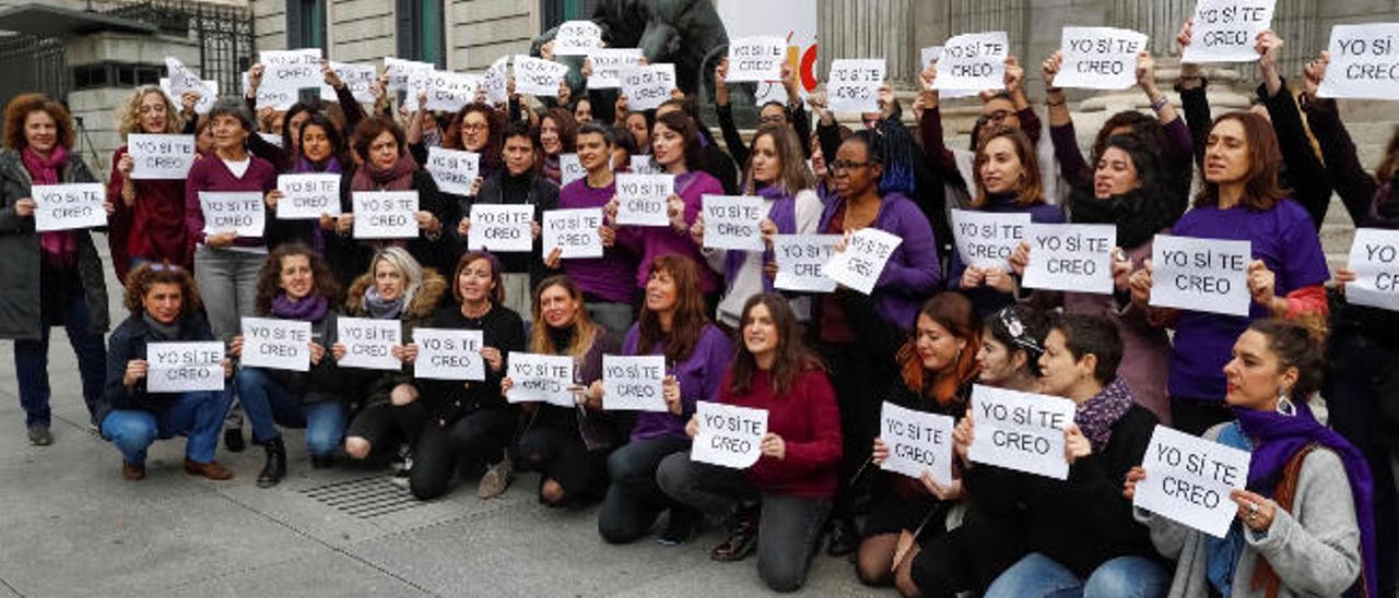 Un conjunto de diputadas y militantes del grupo confederal de Unidos Podemos protagonizó ayer una performance feminista frente al edificio del Congreso de los Diputados en Madrid.