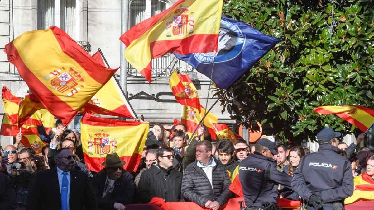 Cruce de insultos y banderas en el 527 aniversario de la conquista de la ciudad por los Reyes Católicos