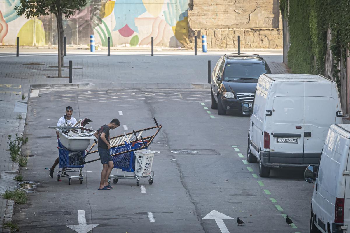 Residentes y vecinos cercanos de unas naves ocupadas en LHospitalet