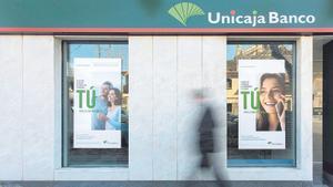 Unicaja ha sido condenada por el Tribunal Supremo a asumir la deuda de uno de sus clientes por falsificar la identidad de su padrastro fallecido.