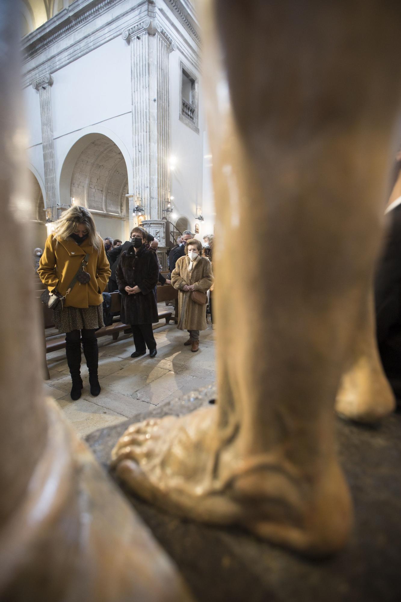 EN IMÁGENES: Besapiés del Flagelado en la Semana Santa de Oviedo