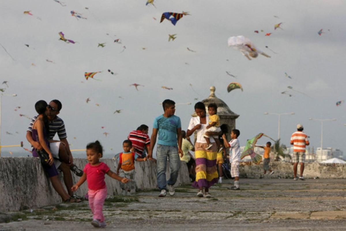 Una parella es besa durant el festival d’estels al port caribeny de Cartagena (Colòmbia).