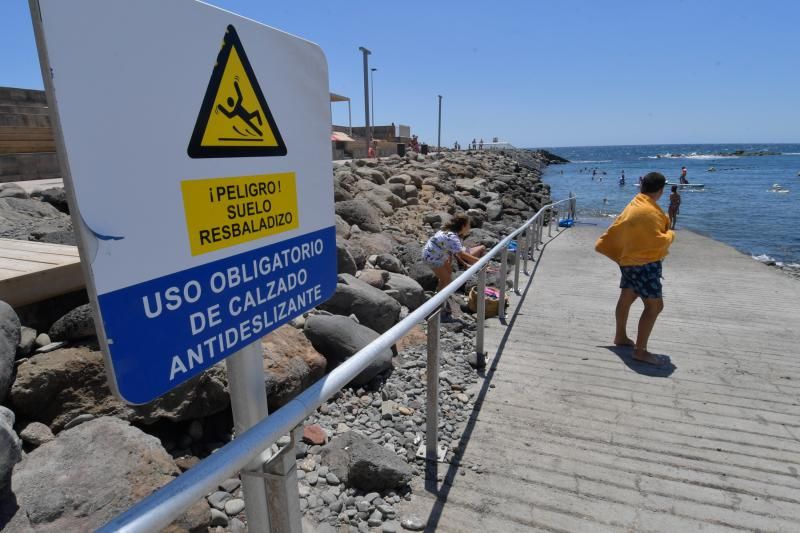 Los bañistas de Pozo Izquierdo se quejan que el acceso resbala