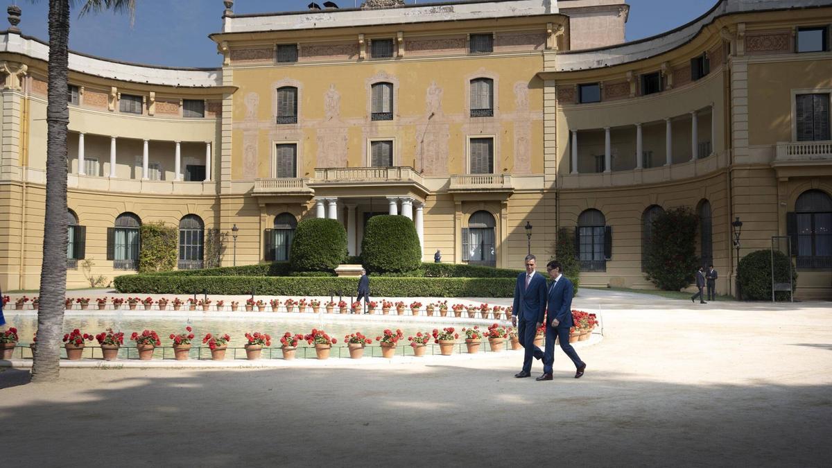 Pedro Sánchez y Salvador Illa, durante la última Conferencia de Presidentes en el Palau de Pedralbes, en Barcelona.