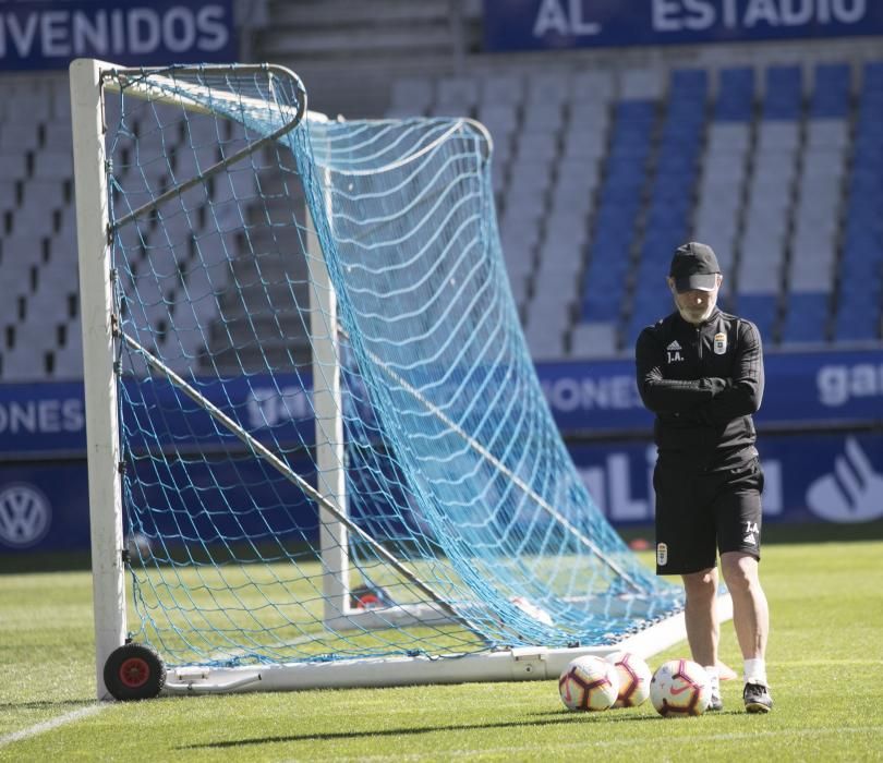 Los oviedistas apoyana a su equipo antes del derbi