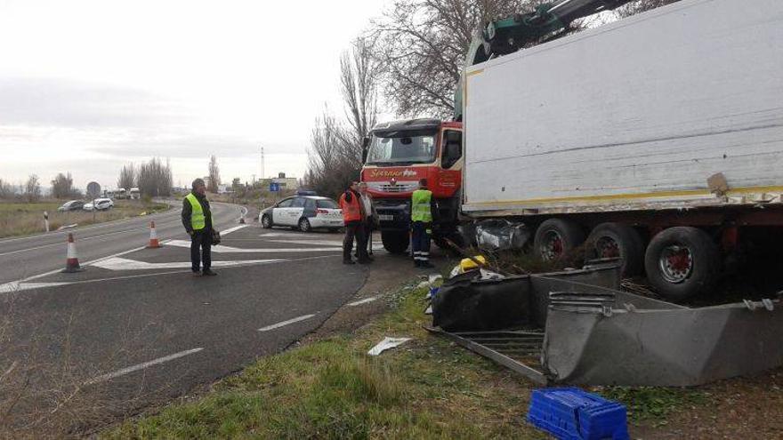 Paso alternativo en la N-232 en Mallén por un accidente con dos camiones involucrados